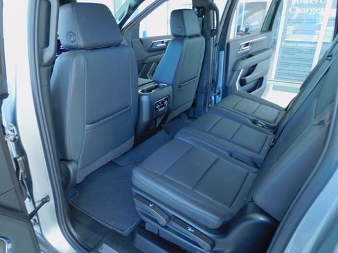 Used 2025 Chevrolet Suburban 4WD Z71 image 21