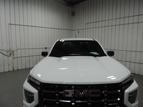 Used 2024 GMC Canyon AT4 image 9