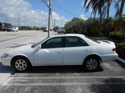 Used 1999 Toyota Camry LE V6 Sedan FWD image 2