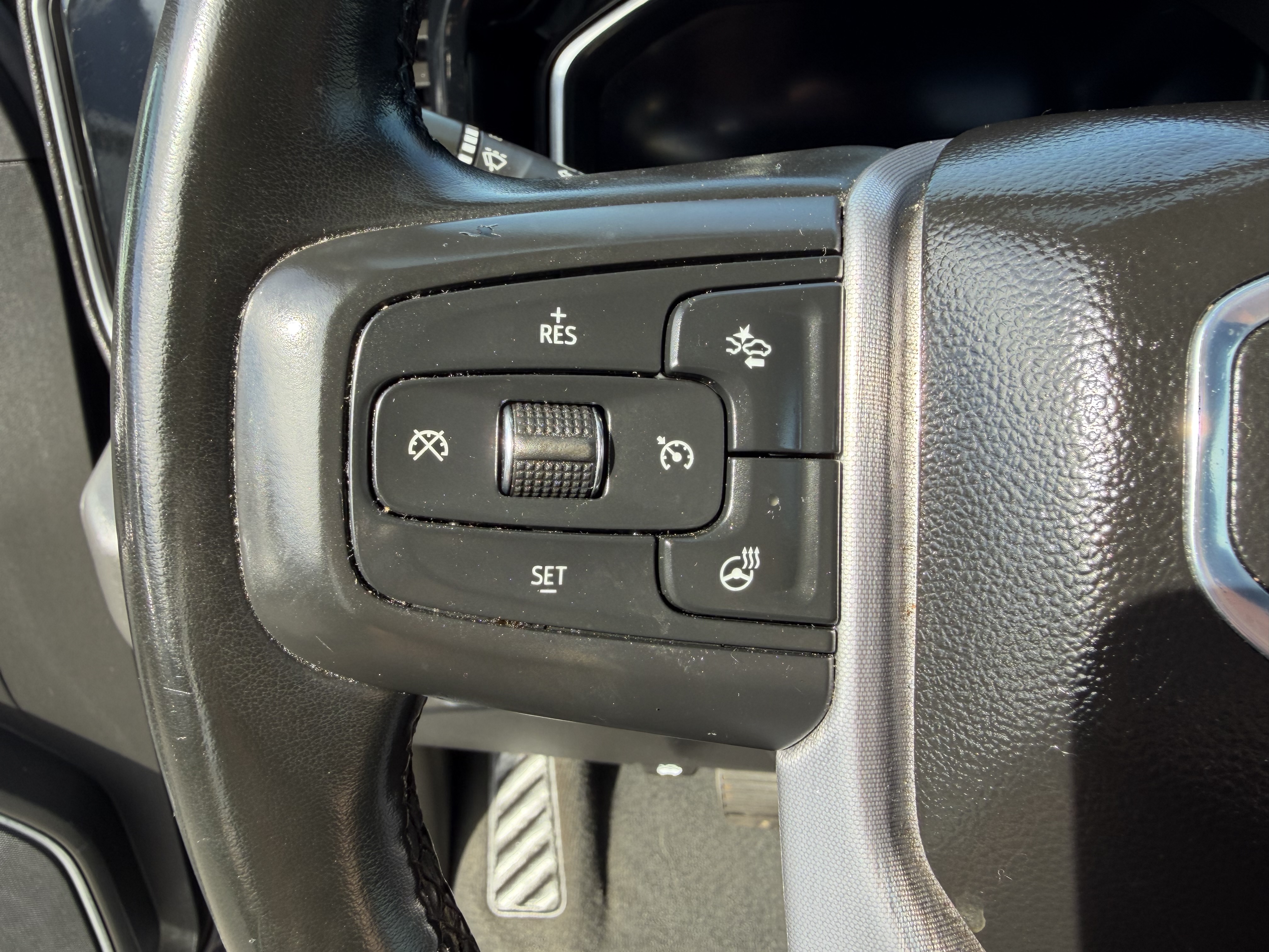 Used 2025 GMC Sierra 1500 2WD Crew Cab SLT image 14