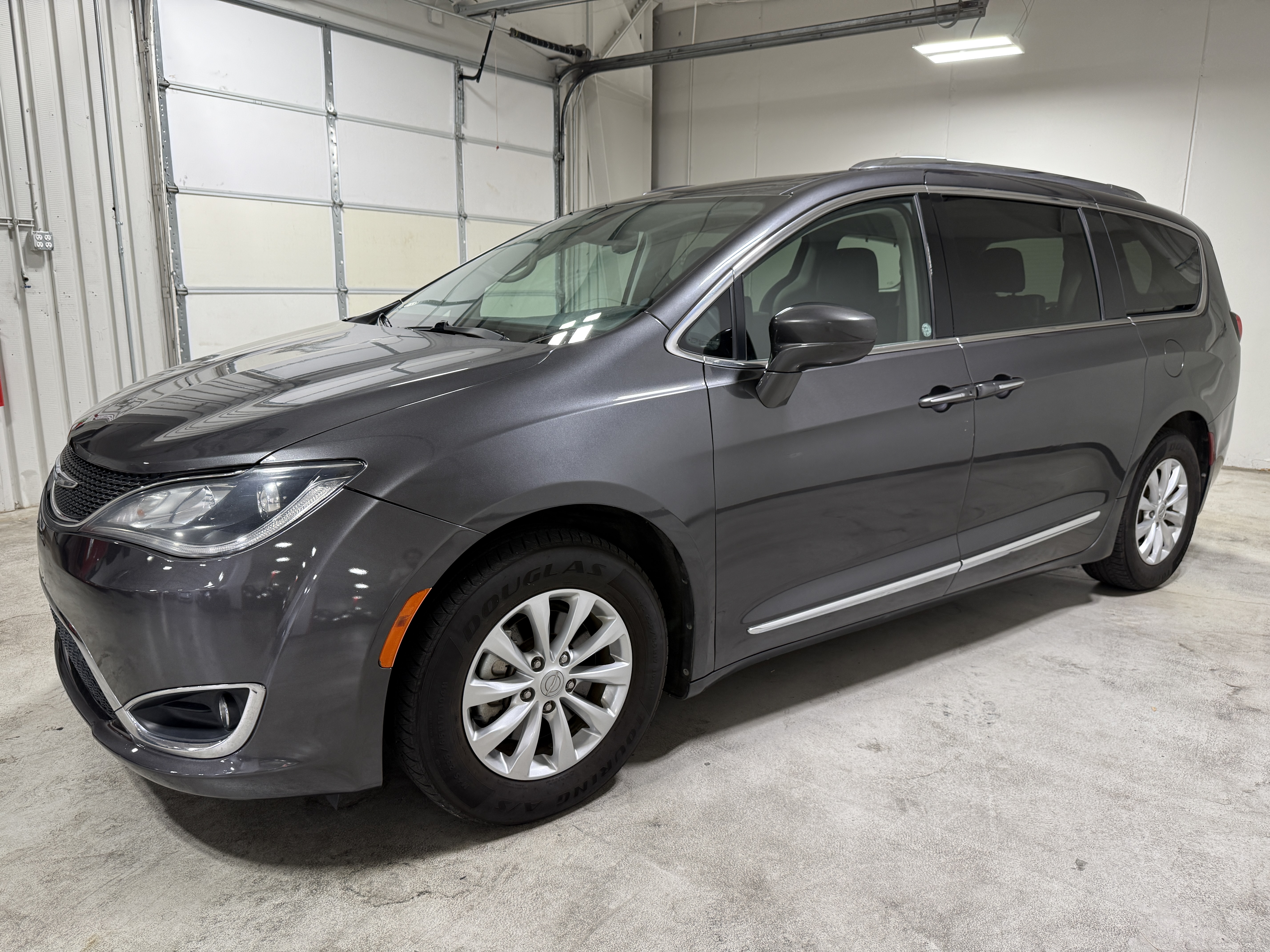 Used 2018 Chrysler Pacifica Touring-L FWD image 10