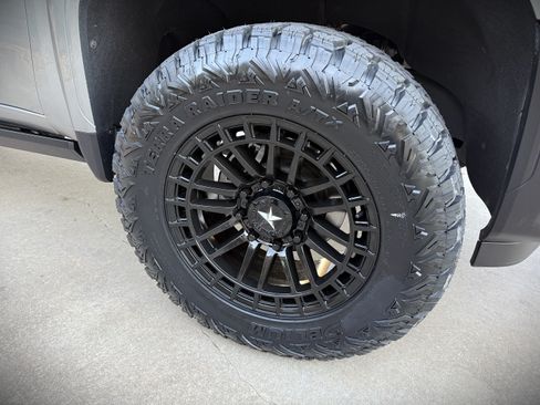 Used 2025 GMC Sierra 2500 AT4 image 18