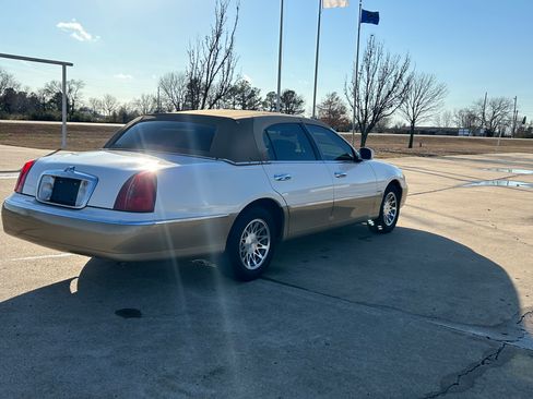 Used 2001 Lincoln Town Car Signature image 5