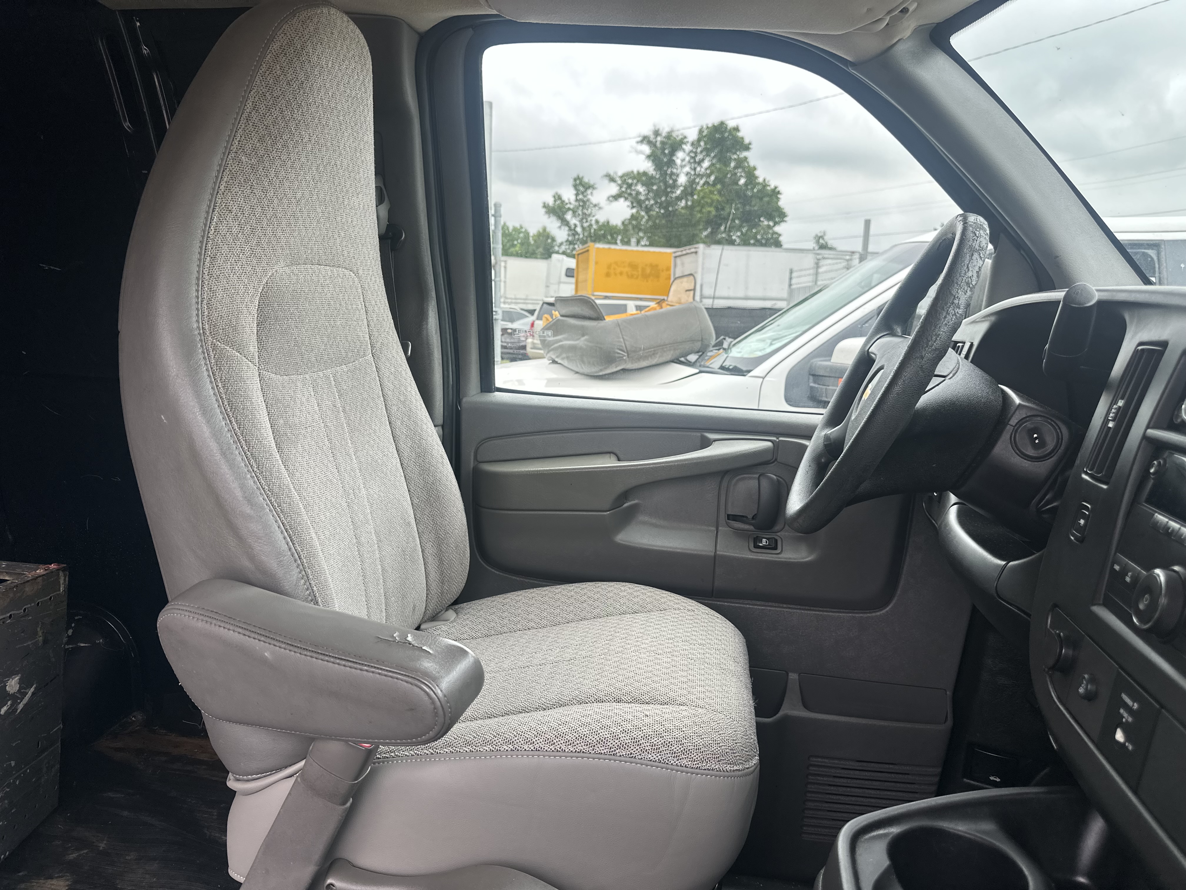 Used 2013 Chevrolet Express 2500 RWD image 23