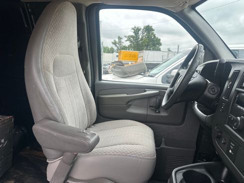 Used 2013 Chevrolet Express 2500 RWD image 23