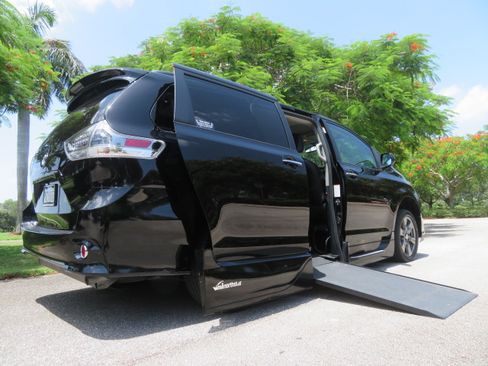 Used 2017 Toyota Sienna SE FWD image 4