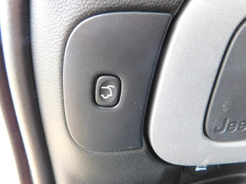Used 2018 Jeep Cherokee FWD Limited image 8