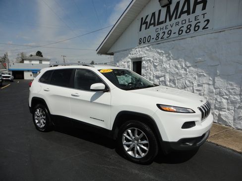 Used 2017 Jeep Cherokee Limited image 2