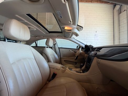 Used 2009 Mercedes-Benz CLS 550 w/ Premium Package image 4