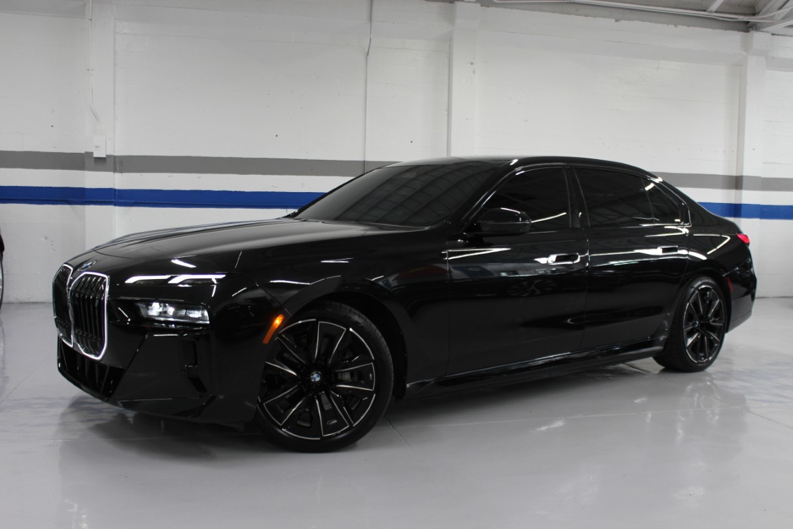 Used 2024 BMW i7 eDrive50 RWD image 2