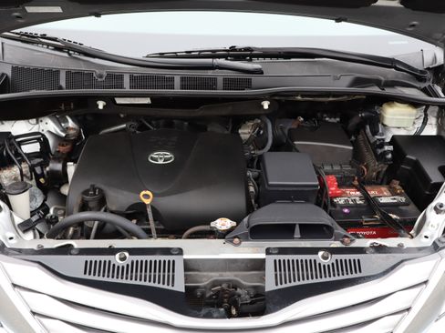 Used 2017 Toyota Sienna XLE image 36