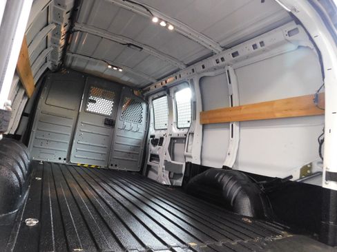 Used 2015 Chevrolet Express 2500 image 4