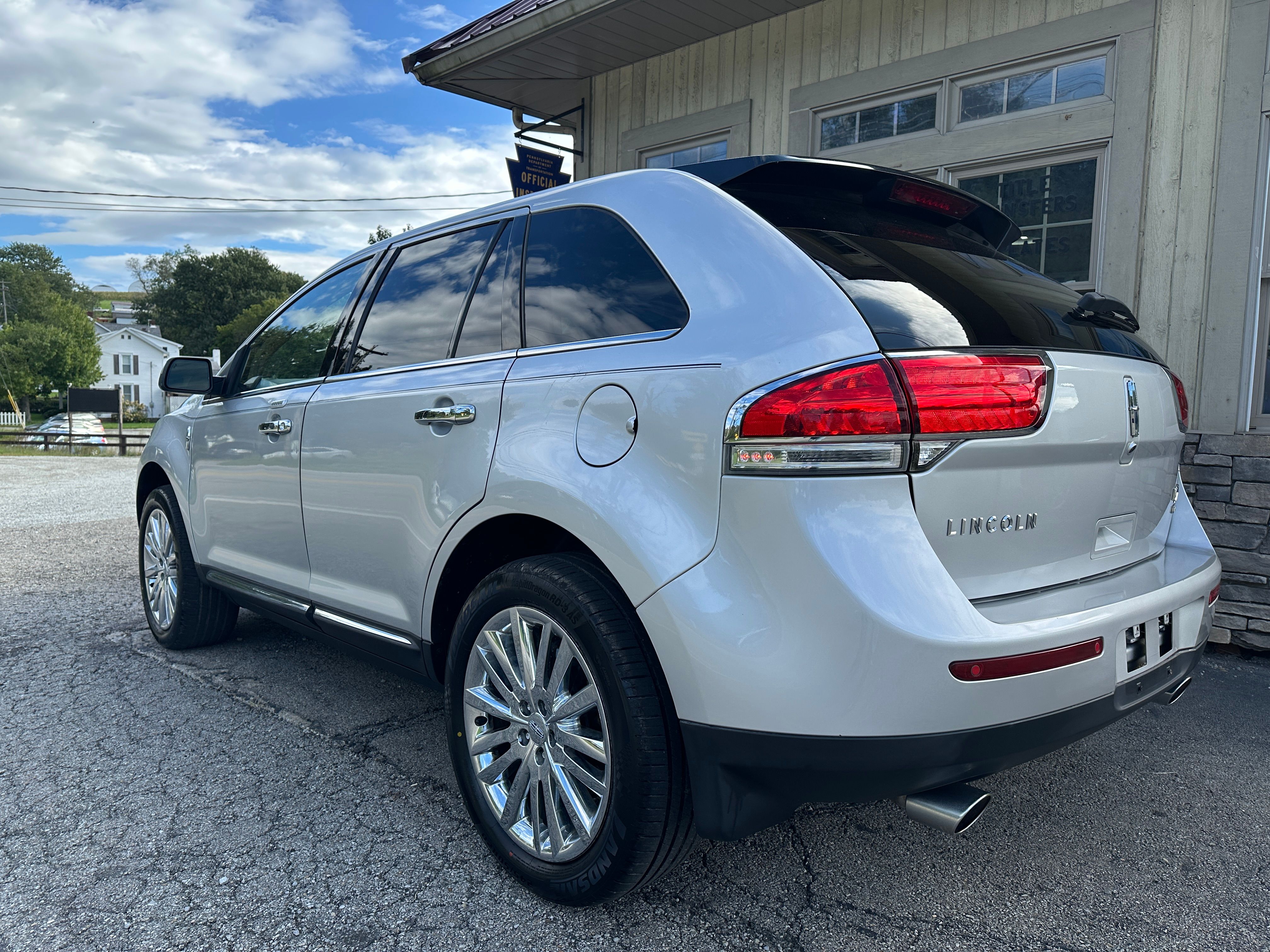 Used 2011 Lincoln MKX AWD image 3