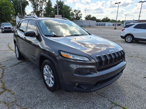 Used 2017 Jeep Cherokee FWD Latitude image 2