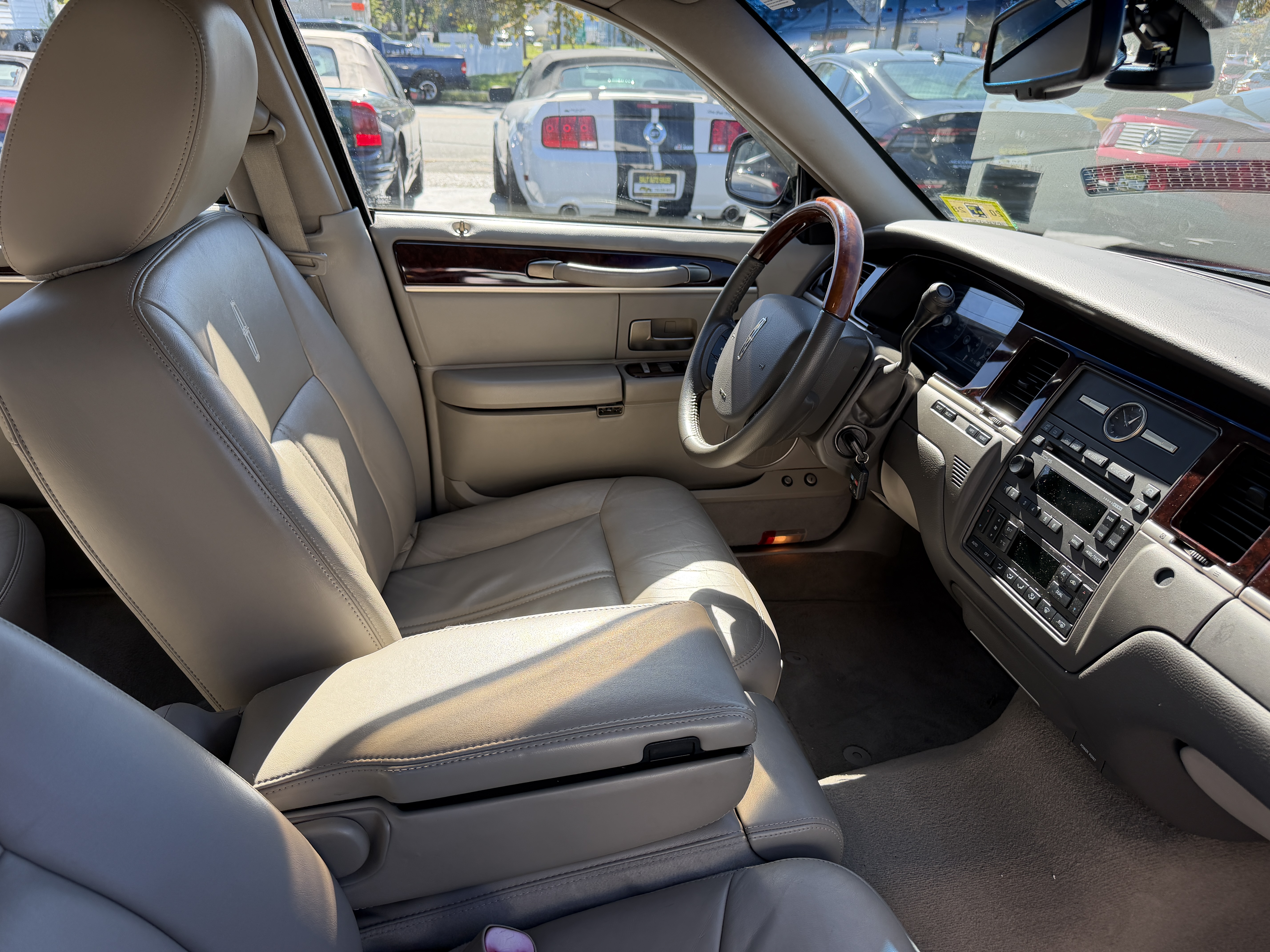 Used 2011 Lincoln Town Car Signature Limited RWD image 19