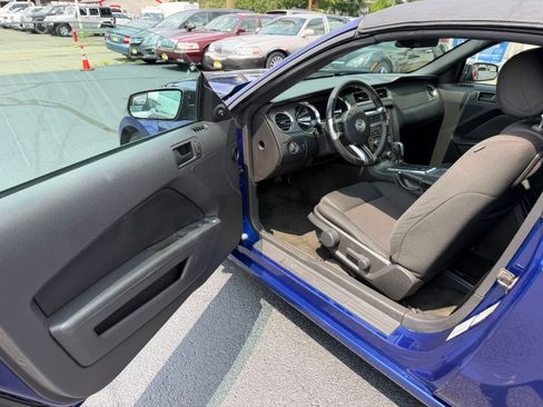 Used 2014 Ford Mustang Convertible RWD image 2