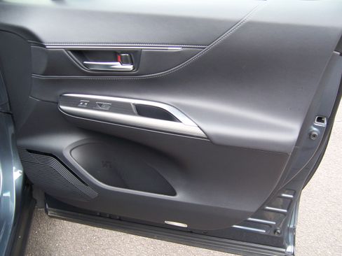 Used 2024 Toyota Venza Limited image 17