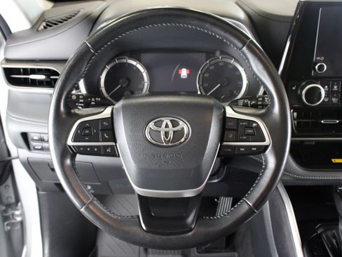 Used 2023 Toyota Highlander XLE image 6