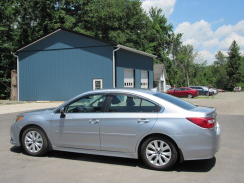 Used 2017 Subaru Legacy 2.5i Premium AWD/4WD image 4
