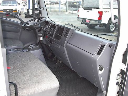 Used 2019 Isuzu NPR RWD image 12