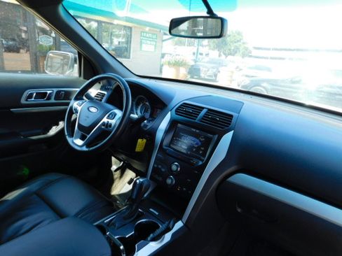 Used 2014 Ford Explorer XLT image 28