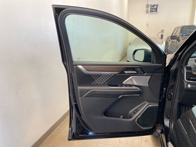Used 2024 GMC Acadia Denali AWD/4WD image 15