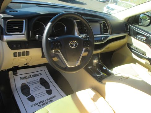 Used 2019 Toyota Highlander XLE image 10