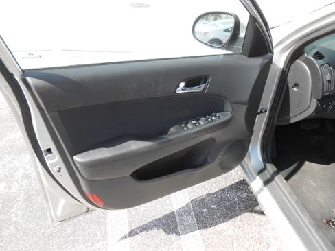 Used 2010 Hyundai Elantra Touring SE image 8