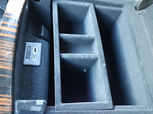 Used 2024 Cadillac Escalade ESV Luxury image 35