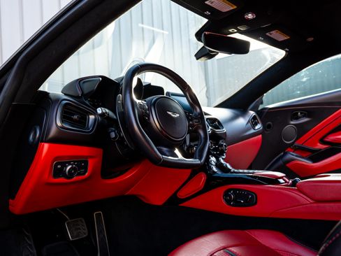Used 2022 Aston Martin V8 Vantage image 12