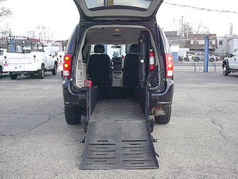 Used 2016 Dodge Grand Caravan SE image 19