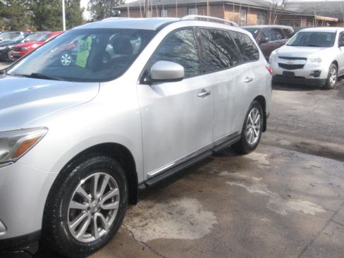 Used 2015 Nissan Pathfinder SL image 1