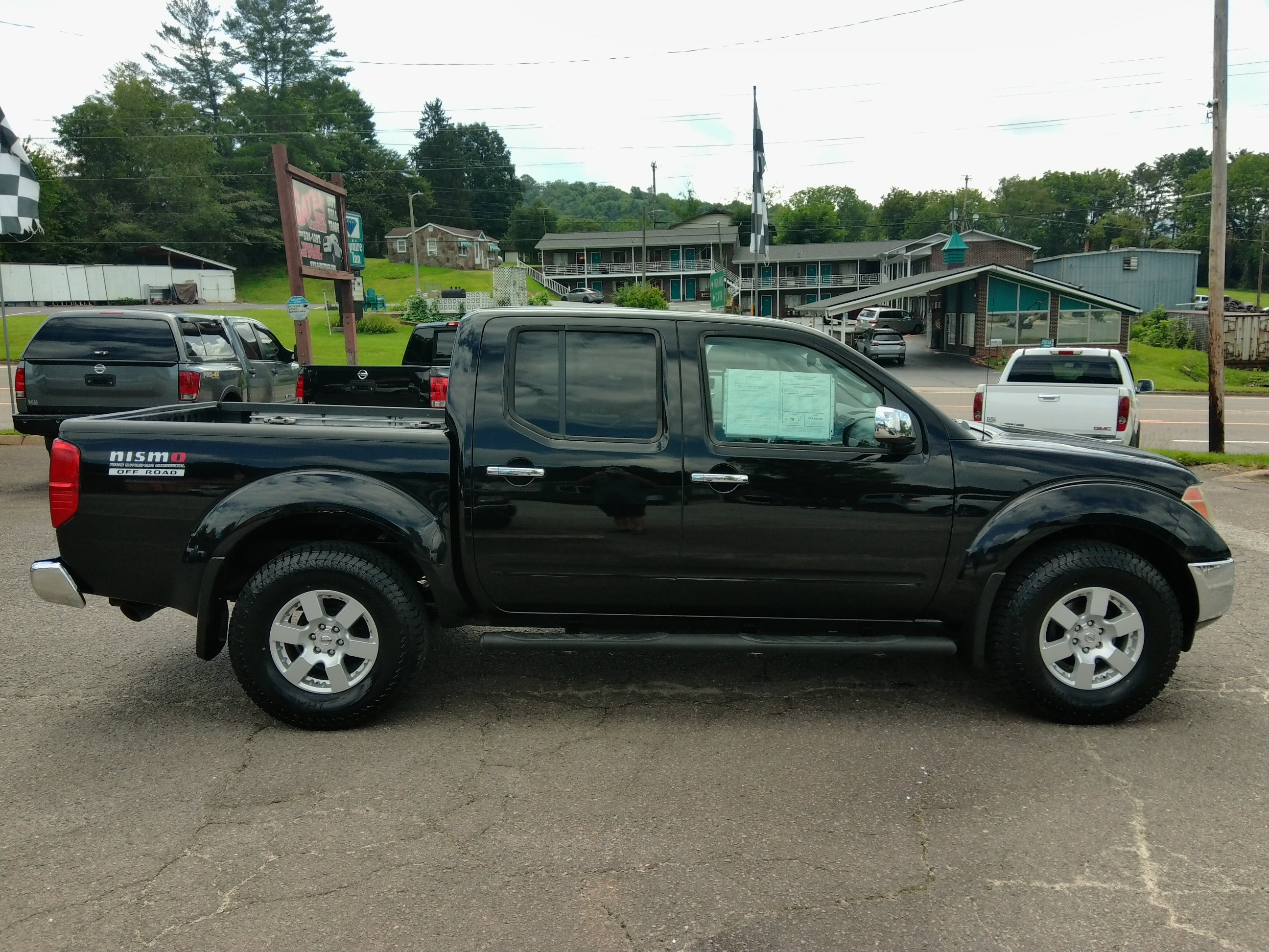 Used 2007 Nissan Frontier 4x4 Crew Cab NISMO image 1