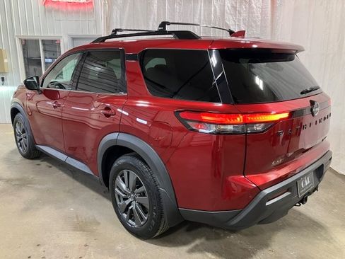 Used 2022 Nissan Pathfinder SV image 3
