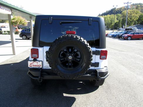 Used 2017 Jeep Wrangler Unlimited image 4