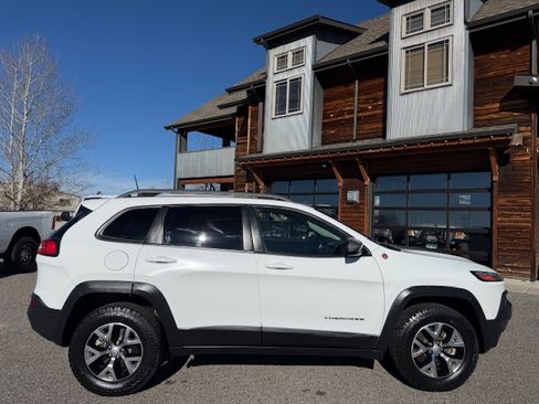 Used 2017 Jeep Cherokee Trailhawk AWD/4WD image 6