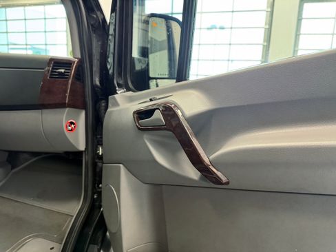 Used 2015 Mercedes-Benz Sprinter 4500 image 37