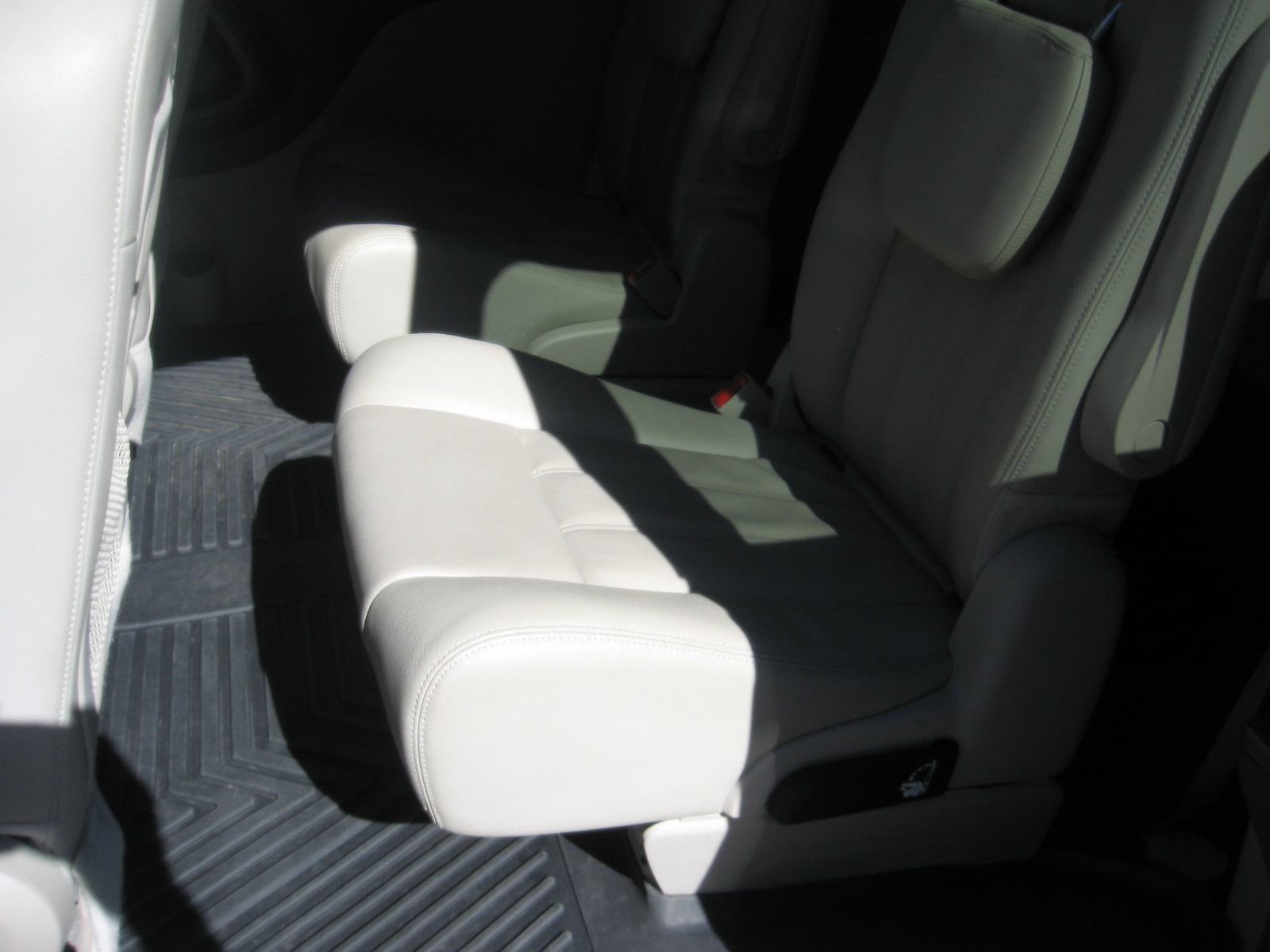 Used 2016 Chrysler Town & Country Touring FWD image 7