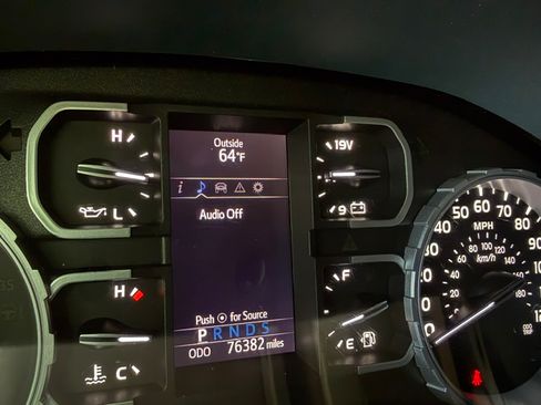 Used 2020 Toyota Tundra 4x4 CrewMax image 11