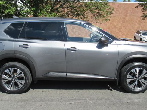 Used 2021 Nissan Rogue SV image 4