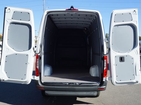 Used 2025 Mercedes-Benz Sprinter 2500 image 18