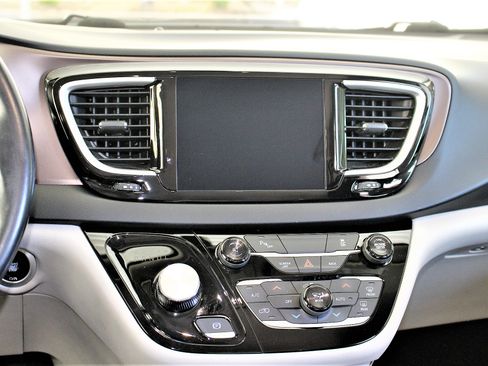 Used 2017 Chrysler Pacifica Touring-L image 30