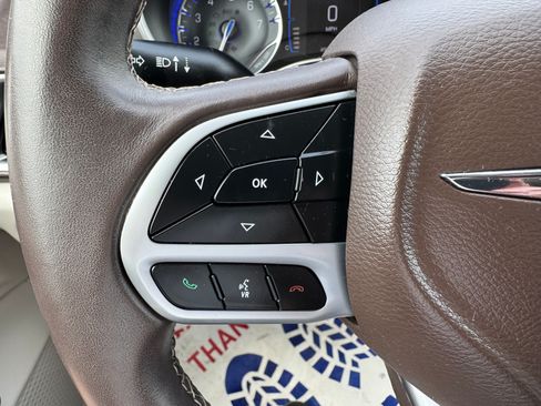 Used 2018 Chrysler Pacifica Touring-L image 18
