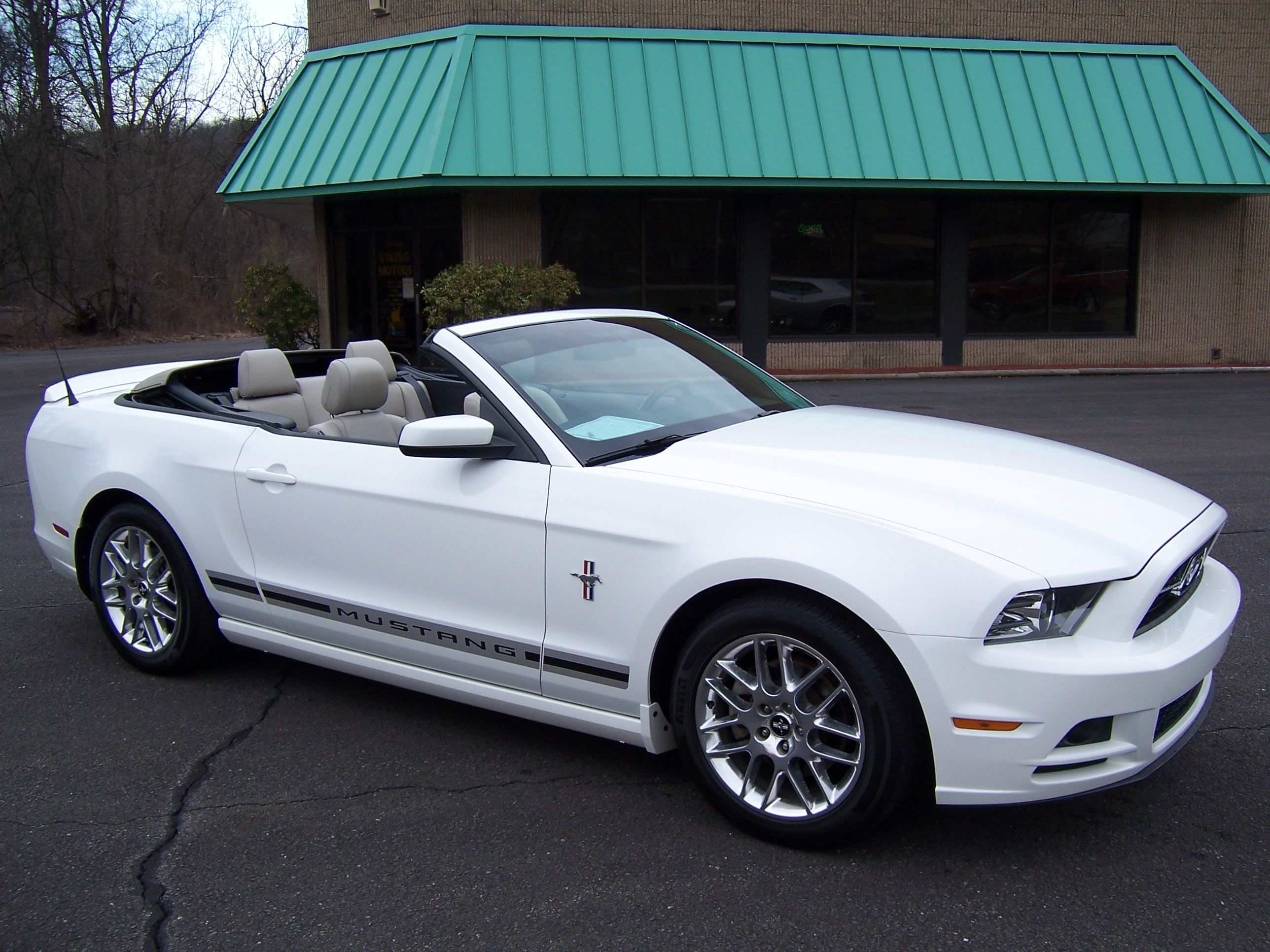 Used 2013 Ford Mustang Premium RWD image 9
