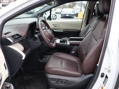 Used 2024 Toyota Sienna Platinum image 13