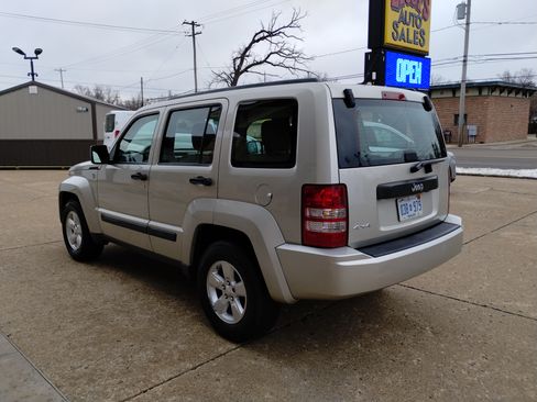 Used 2009 Jeep Liberty Sport image 2