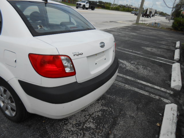 Used 2009 Kia Rio Sedan FWD image 4