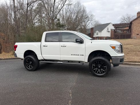 Used 2018 Nissan Titan SV image 12
