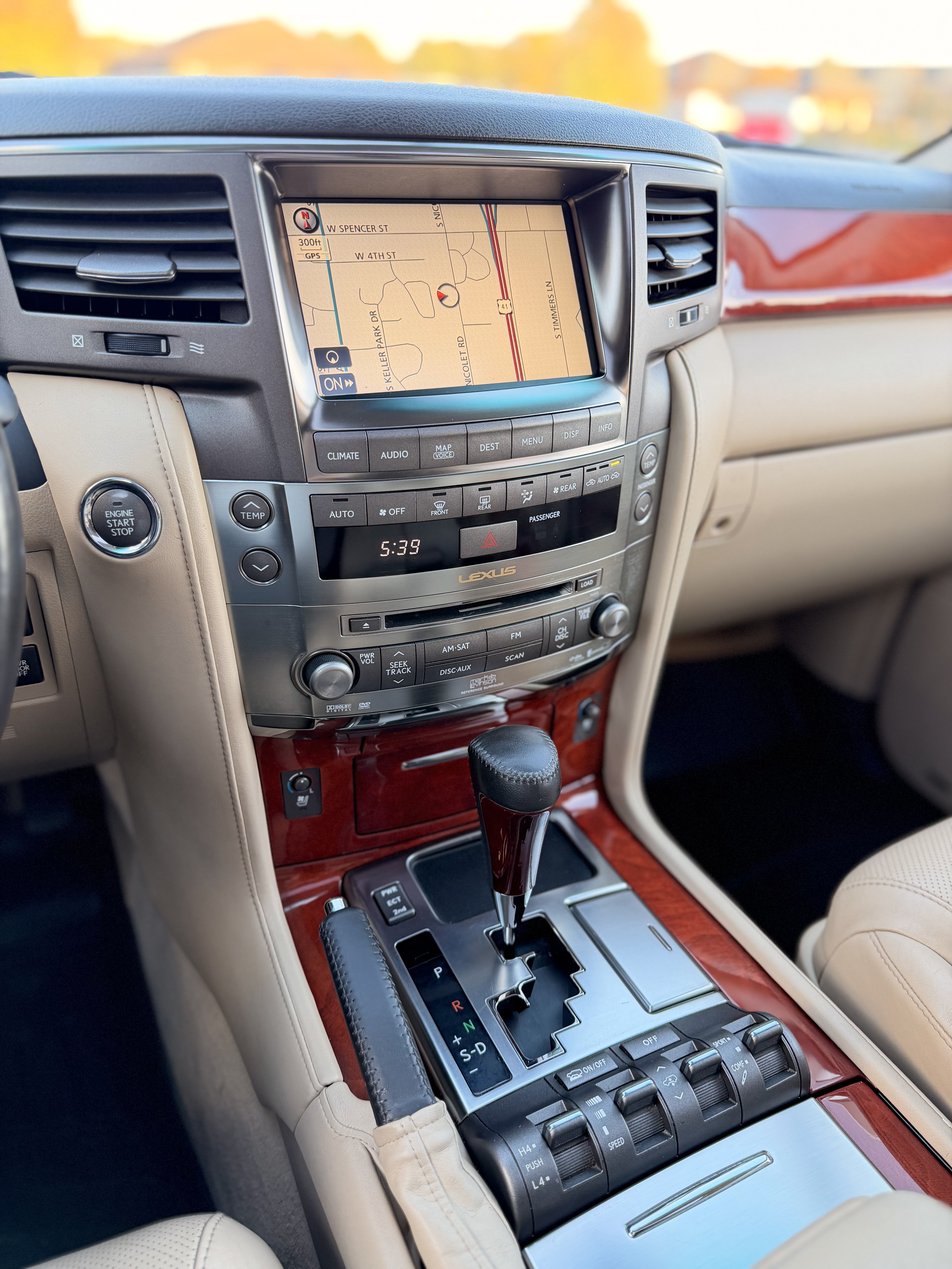 Used 2009 Lexus LX 570 4WD w/ 3rd Row & Luxury Pkg image 10