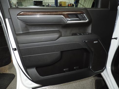 Used 2025 GMC Sierra 1500 Elevation image 42